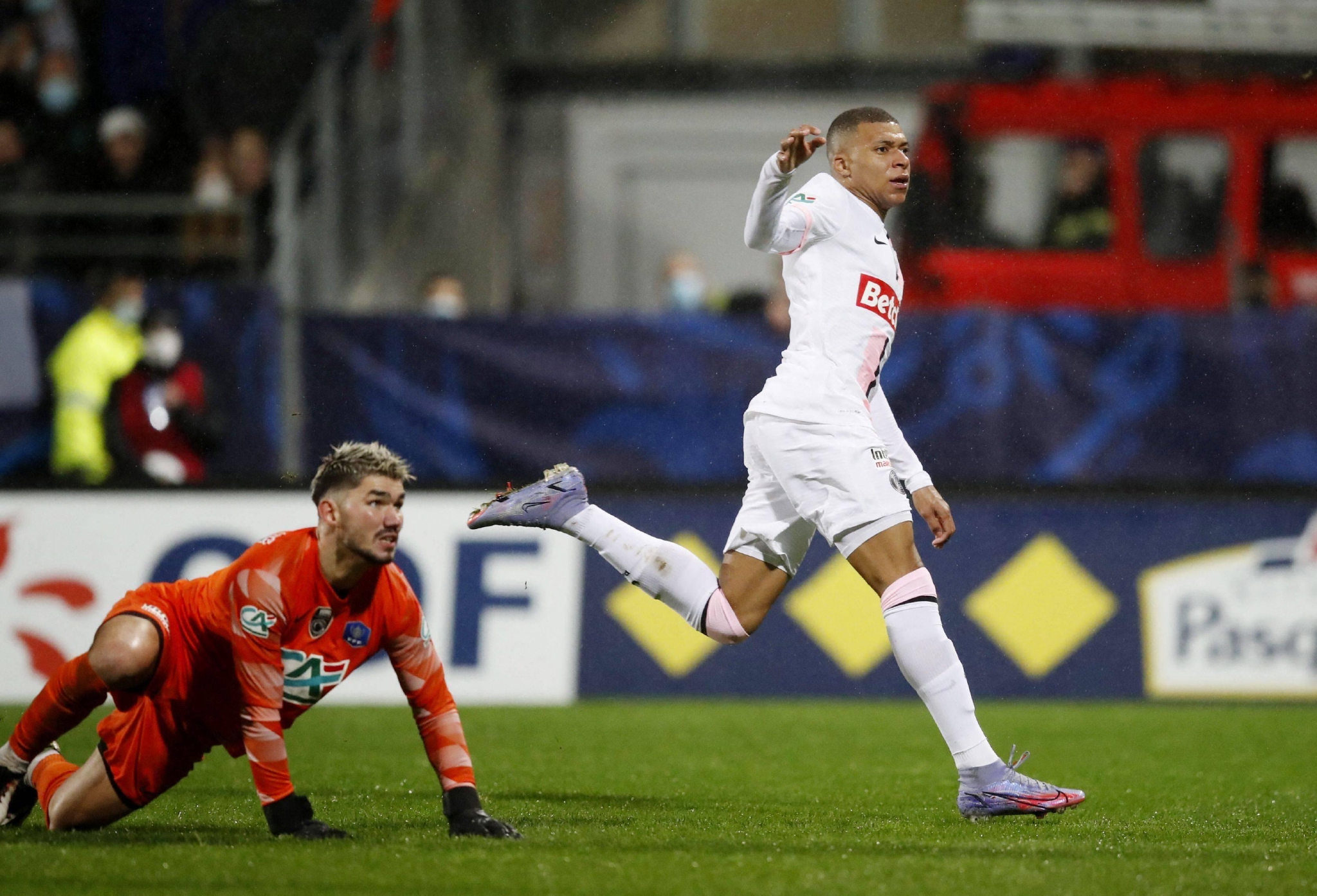 爱游戏电竞-清晨体能课后；广州队扳平良机备战法国杯；更衣室稳定；年轻球员得到机会的简单介绍-爱游戏电竞