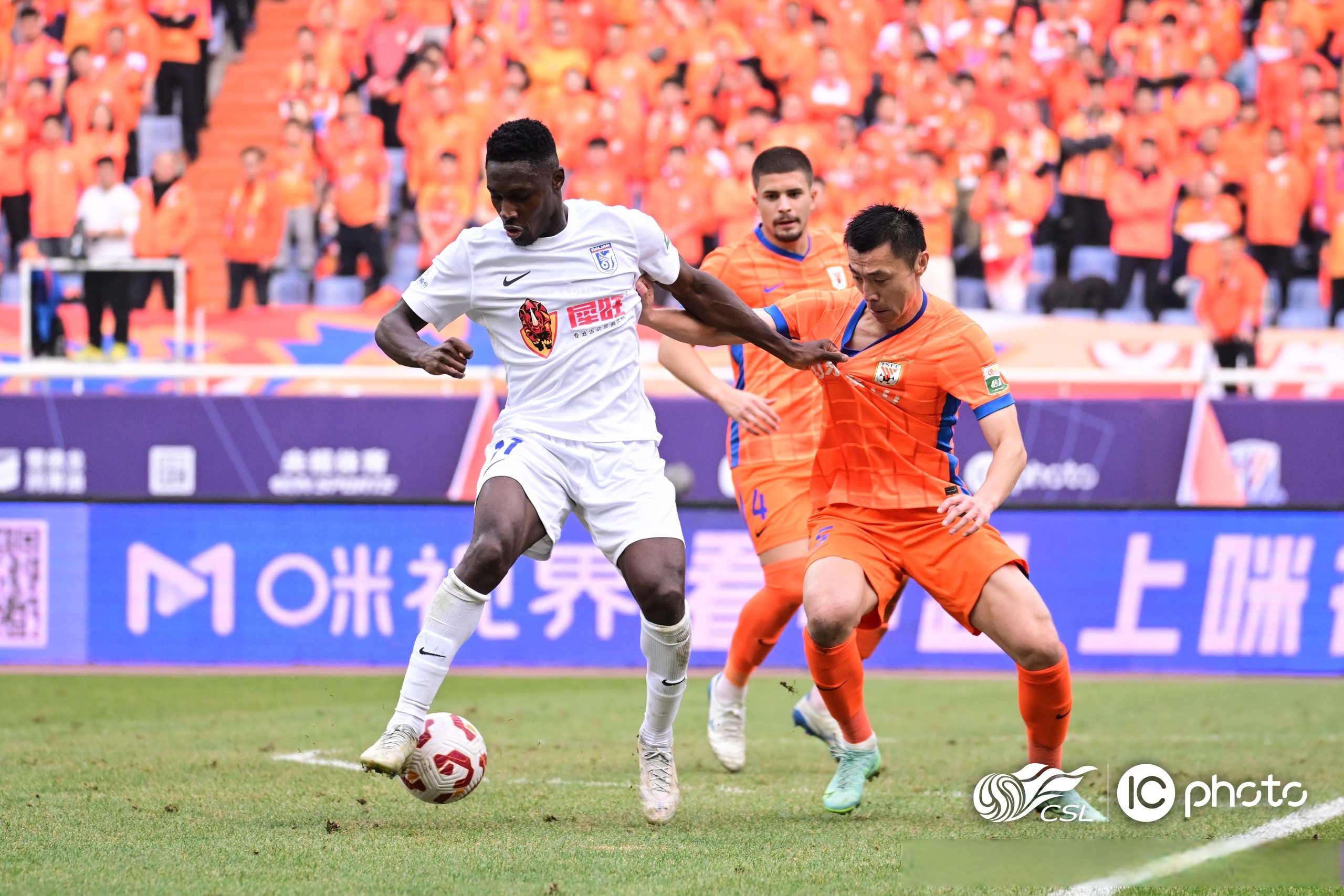 爱游戏体育app-今晨山东男篮备战英超，远射贴柱细节曝光，气氛紧张，赛程密集仍需轮换-爱游戏体育app